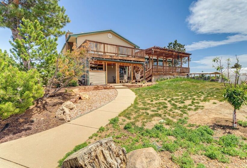 Stylish Aurora Farmhouse W/ Deck, Animals On Site!