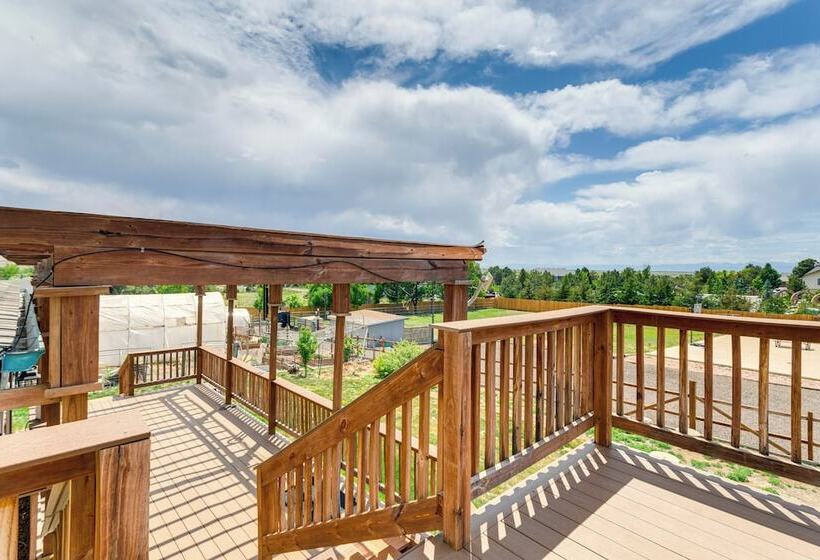 Stylish Aurora Farmhouse W/ Deck, Animals On Site!