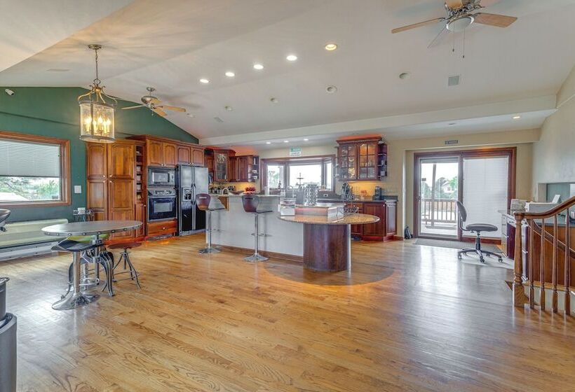 Stylish Aurora Farmhouse W/ Deck, Animals On Site!