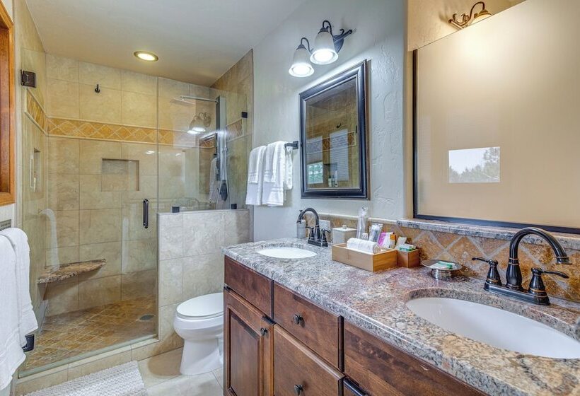 Stylish Aurora Farmhouse W/ Deck, Animals On Site!