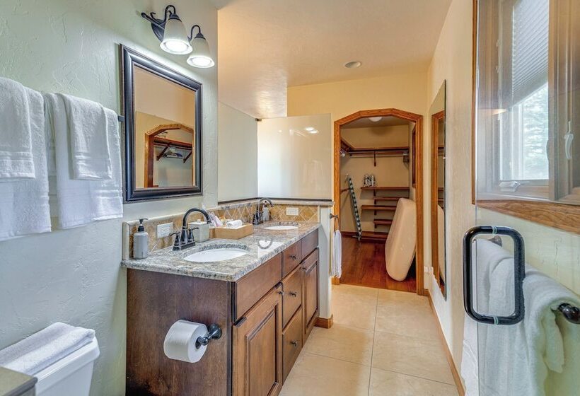 Stylish Aurora Farmhouse W/ Deck, Animals On Site!