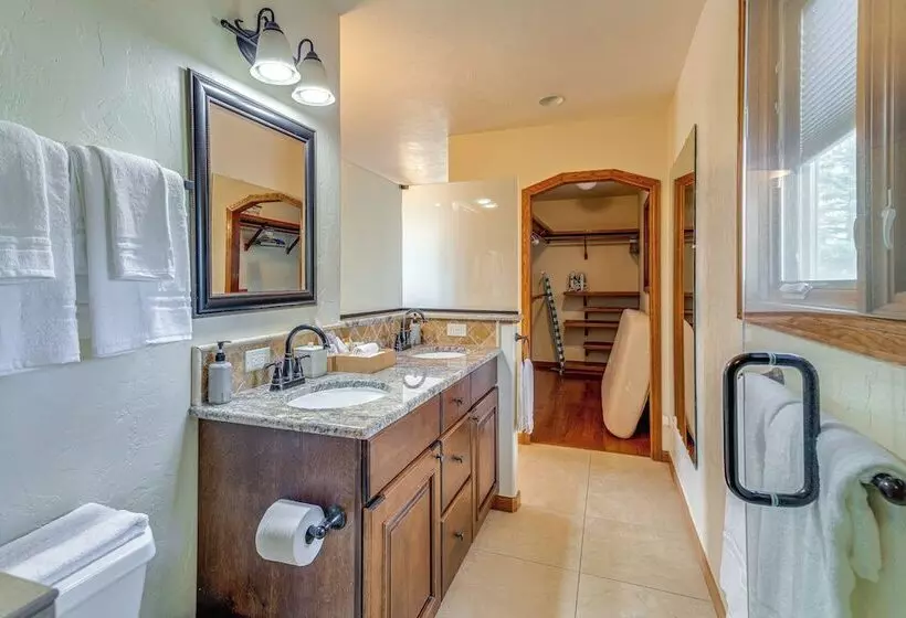 Stylish Aurora Farmhouse W/ Deck, Animals On Site!