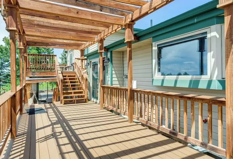 Stylish Aurora Farmhouse W/ Deck, Animals On Site!