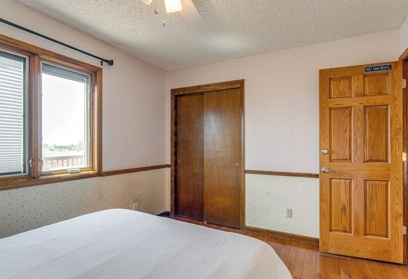 Stylish Aurora Farmhouse W/ Deck, Animals On Site!