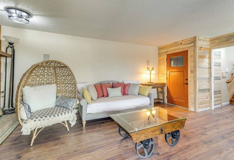 Stylish Aurora Farmhouse W/ Deck, Animals On Site!