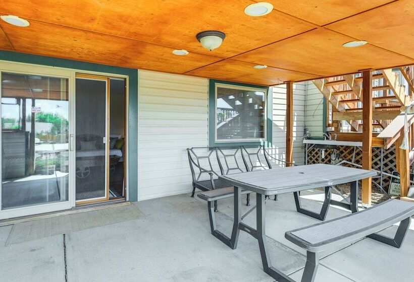 Stylish Aurora Farmhouse W/ Deck, Animals On Site!