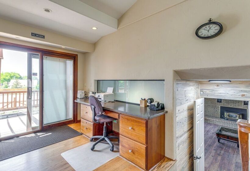 Stylish Aurora Farmhouse W/ Deck, Animals On Site!