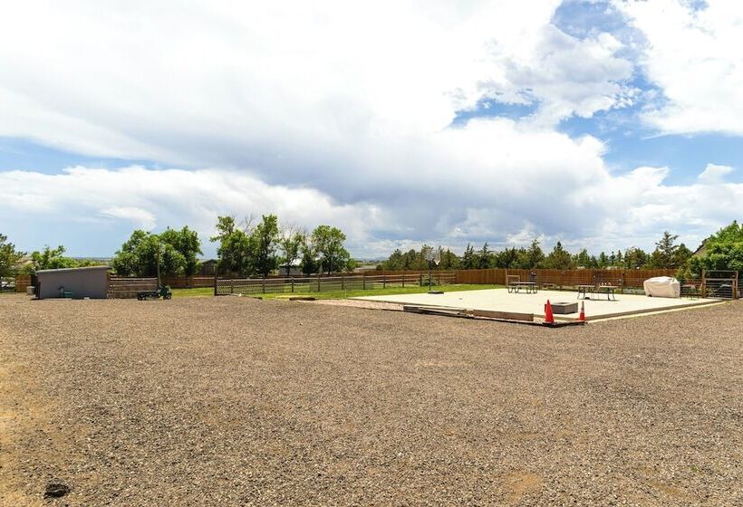 Stylish Aurora Farmhouse W/ Deck, Animals On Site!