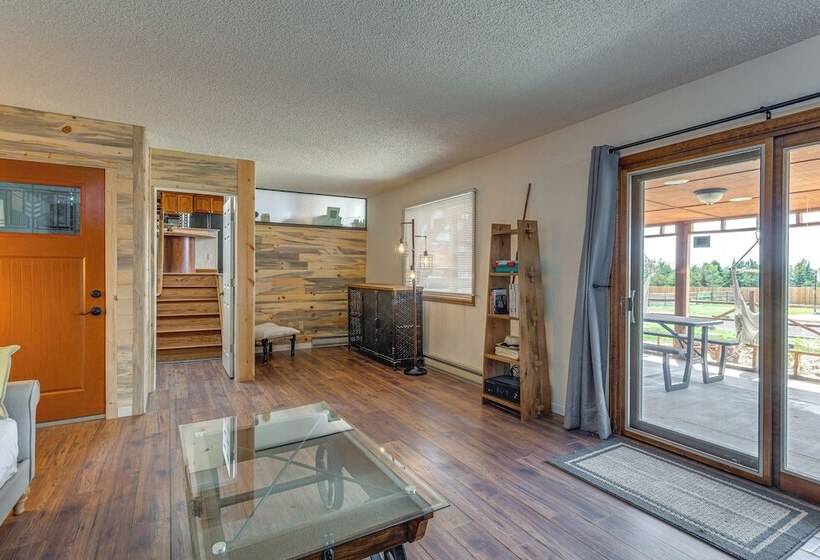 Stylish Aurora Farmhouse W/ Deck, Animals On Site!