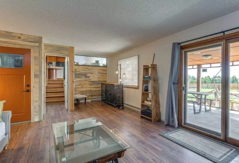 Stylish Aurora Farmhouse W/ Deck, Animals On Site!