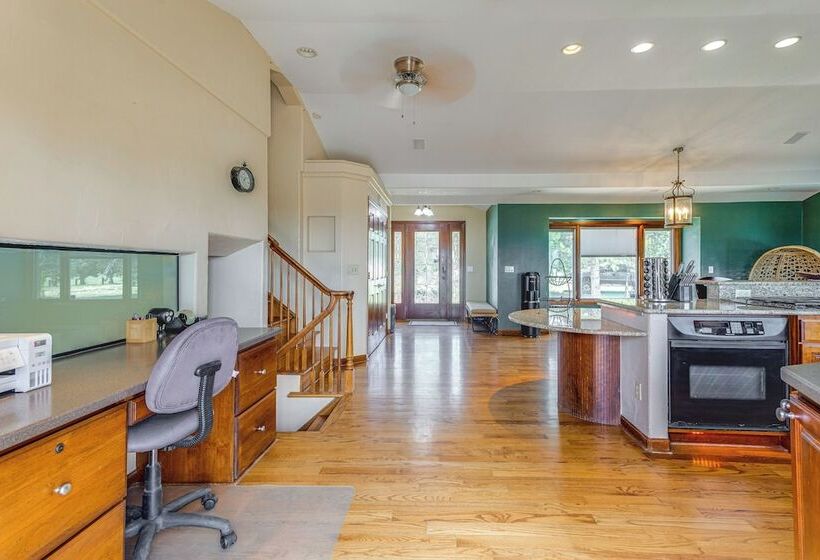 Stylish Aurora Farmhouse W/ Deck, Animals On Site!