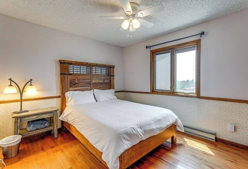 Stylish Aurora Farmhouse W/ Deck, Animals On Site!