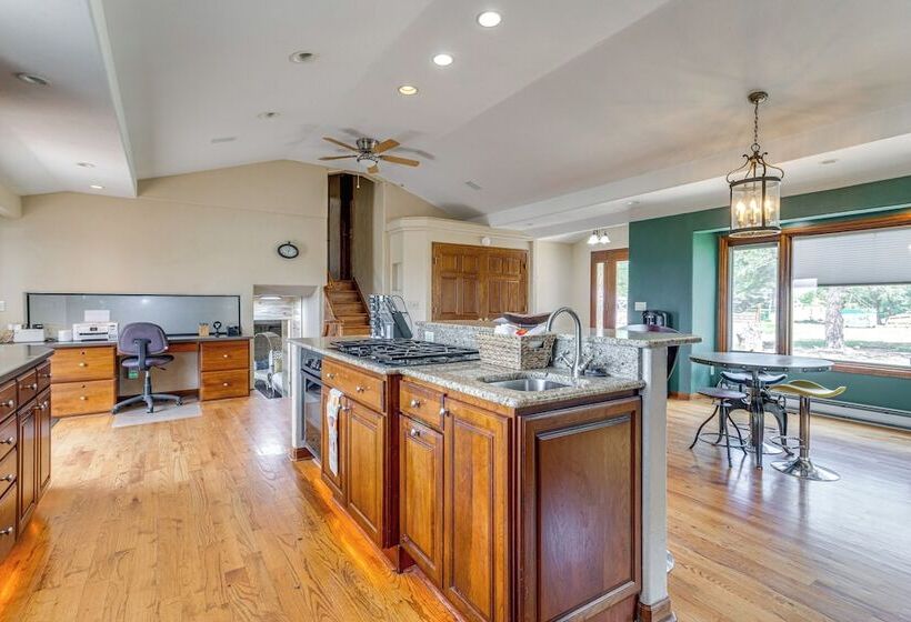 Stylish Aurora Farmhouse W/ Deck, Animals On Site!