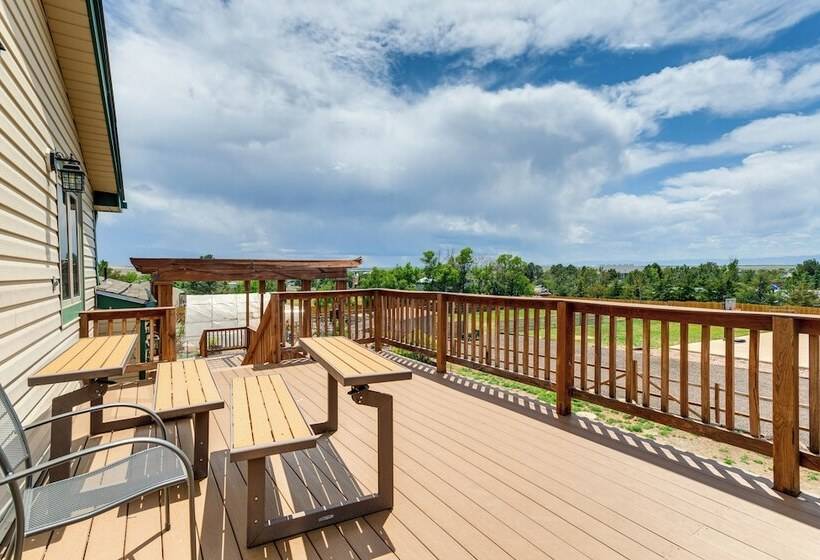 Stylish Aurora Farmhouse W/ Deck, Animals On Site!