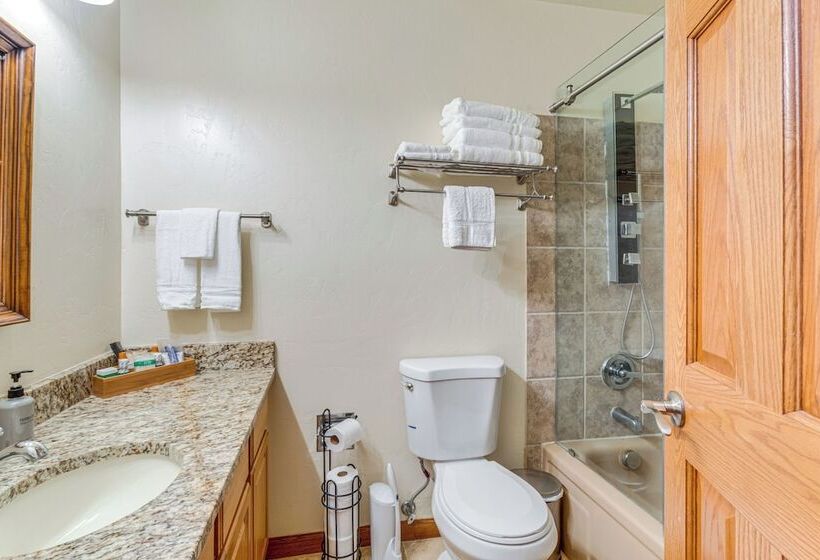 Stylish Aurora Farmhouse W/ Deck, Animals On Site!