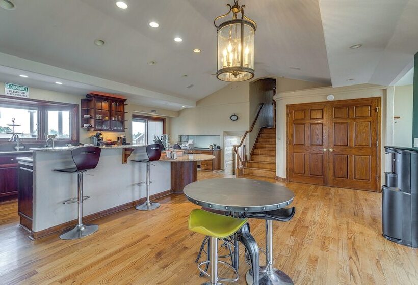 Stylish Aurora Farmhouse W/ Deck, Animals On Site!