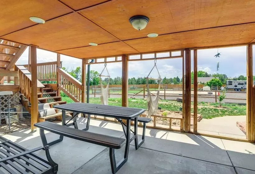 Stylish Aurora Farmhouse W/ Deck, Animals On Site!
