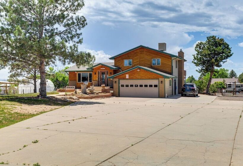 Stylish Aurora Farmhouse W/ Deck, Animals On Site!