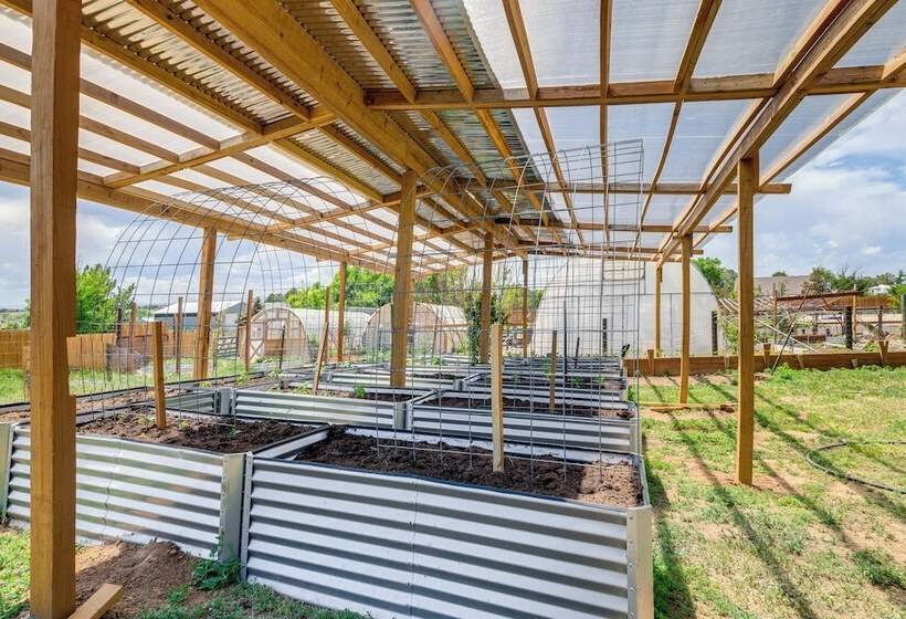 Stylish Aurora Farmhouse W/ Deck, Animals On Site!