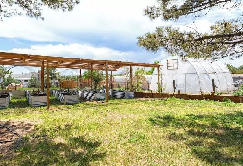 Stylish Aurora Farmhouse W/ Deck, Animals On Site!