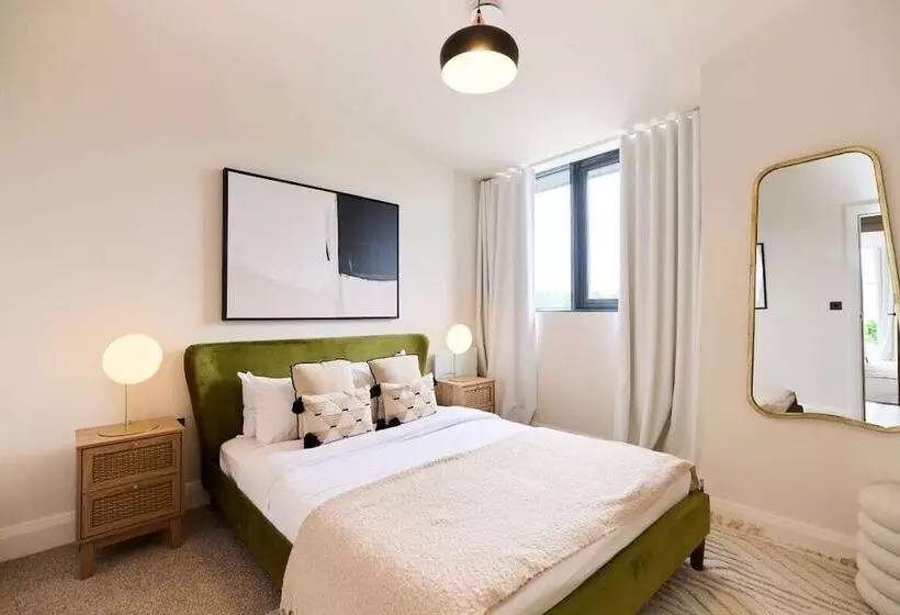 The Woodford Paradise   Homely 2bdr House With Terrace