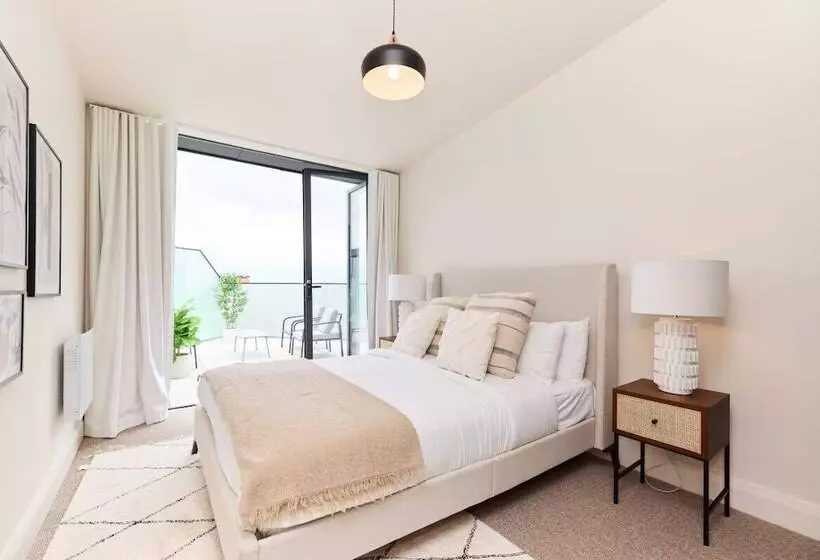 The Woodford Paradise   Homely 2bdr House With Terrace
