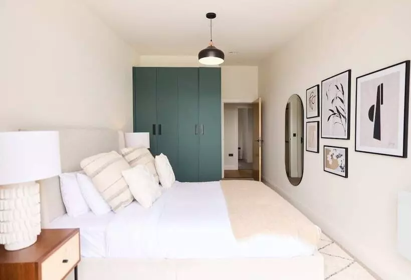 The Woodford Paradise   Homely 2bdr House With Terrace