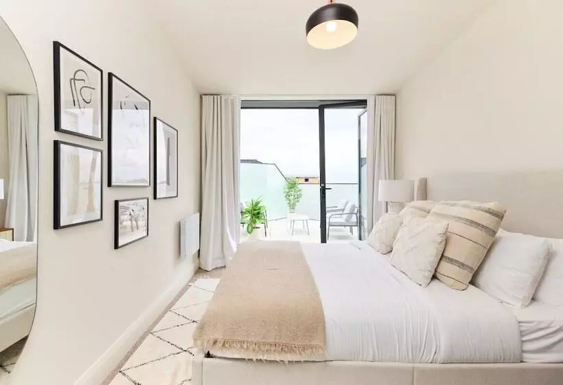 The Woodford Paradise   Homely 2bdr House With Terrace