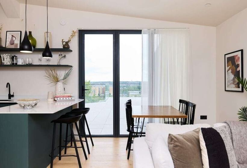 The Woodford Paradise Homely 2bdr House With Terrace