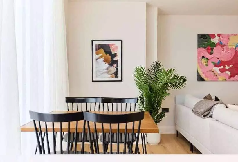 The Woodford Paradise   Homely 2bdr House With Terrace