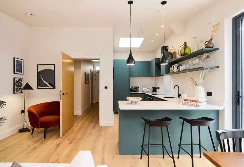 The Woodford Paradise   Homely 2bdr House With Terrace