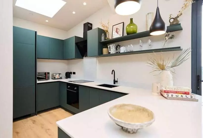 The Woodford Paradise   Homely 2bdr House With Terrace