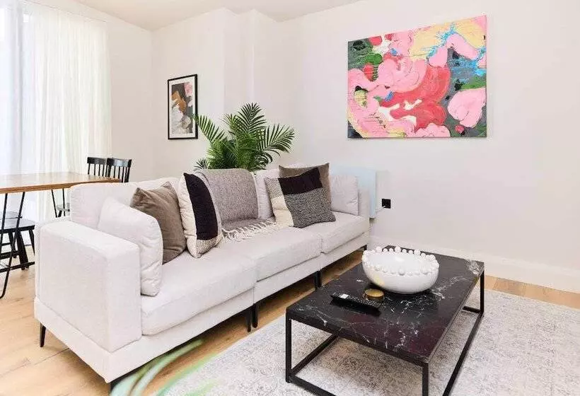 The Woodford Paradise   Homely 2bdr House With Terrace