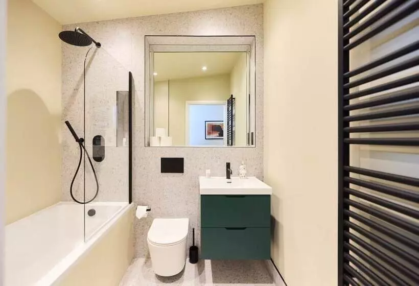 The Woodford Paradise   Homely 2bdr House With Terrace