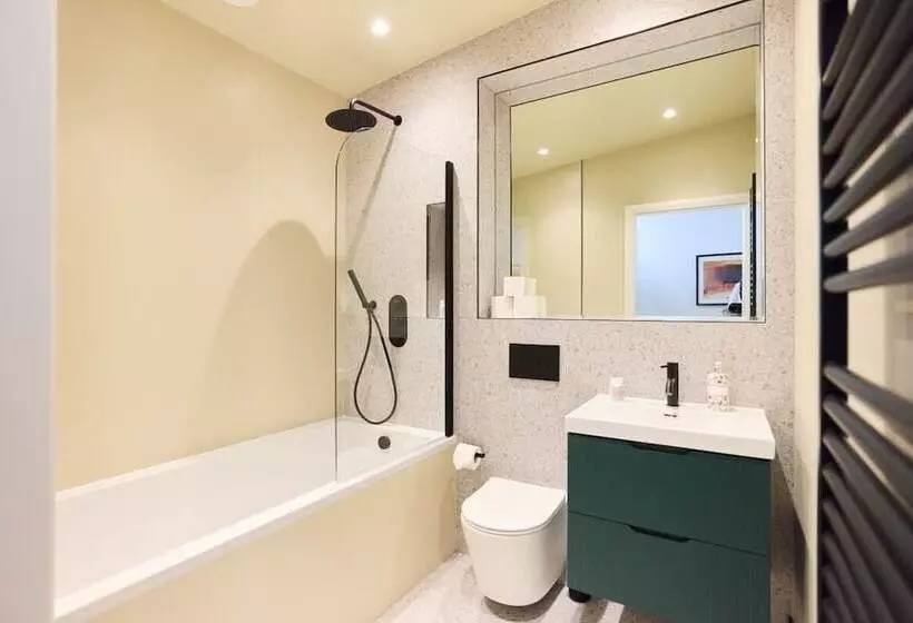 The Woodford Paradise   Homely 2bdr House With Terrace