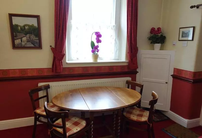 Traditional 2 Bed Cottage In Eyam Hope Valley