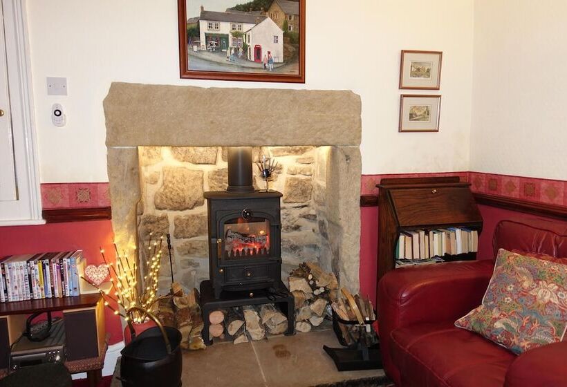 Traditional 2 Bed Cottage In Eyam Hope Valley