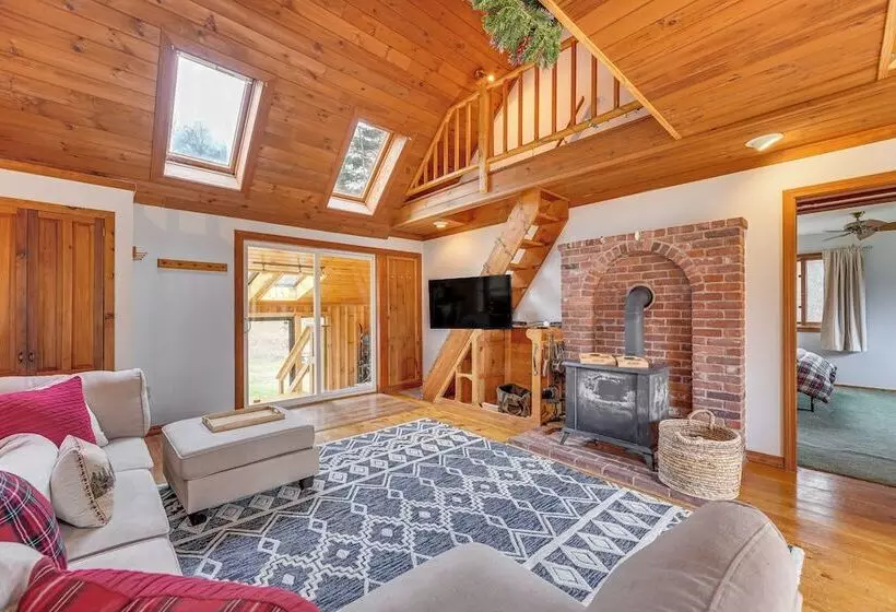 Cozy Home On 10 Acres:  Yellowstone In Vermont