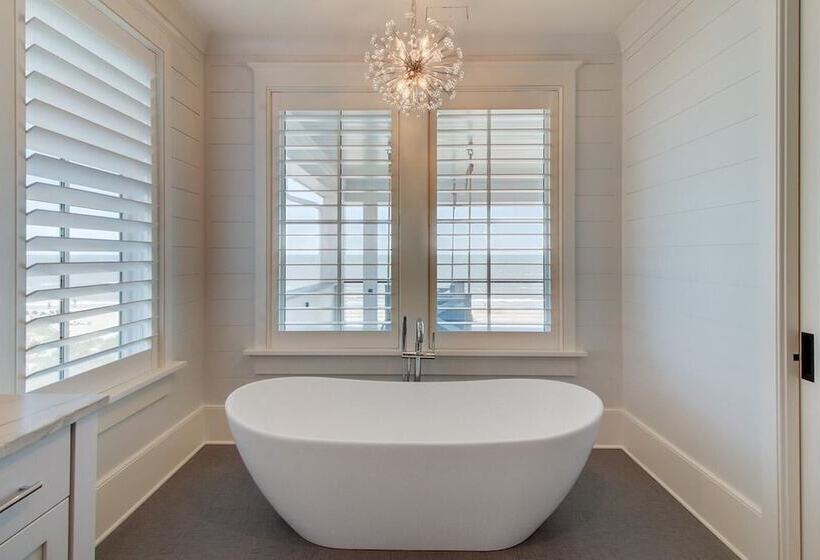 710 Ocean Boulevard Avantstay Oceanfront, Private Pool + Rooftop Deck