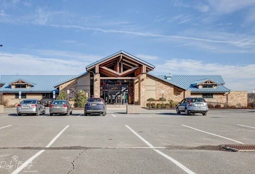 Arrowhead Lake Retreat By Avantstay Shared Pool, Game Room, Firepit