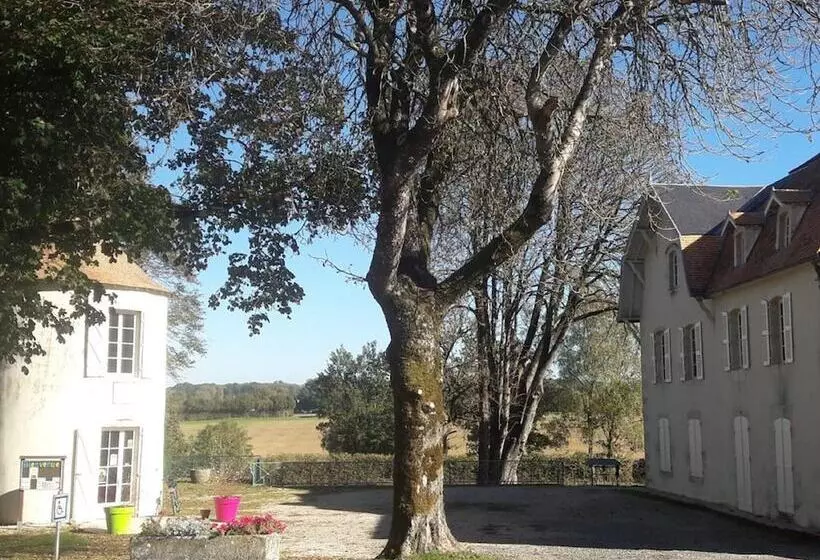 Beautiful Gite With Terrace In Sauze Vaussais