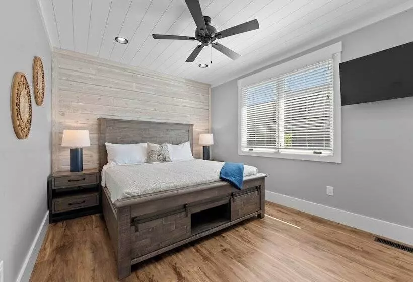 Blue Heron & Gray Fox By Avantstay 2 Lakefront Homes, Sleeps 44 Pool, Dock, Theater