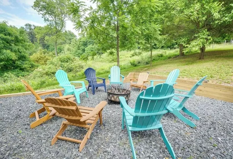 Front Royal Retreat On 3 Acres W/ Mtn Views!