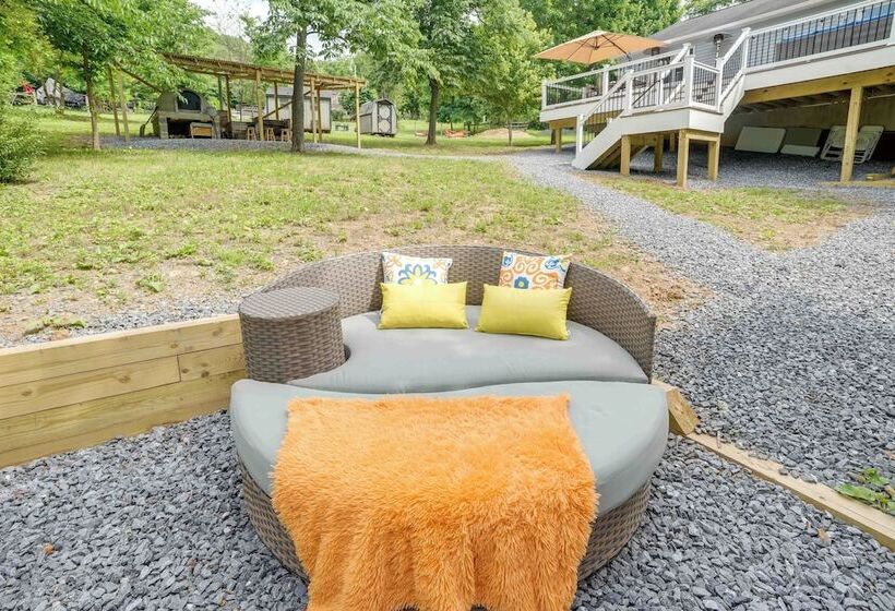 Front Royal Retreat On 3 Acres W/ Mtn Views!