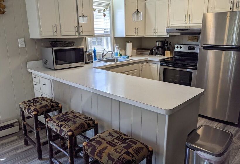 Harmony Cottage By Avantstay Lake Access, Hot Tub, Fire Pit, & Game Room