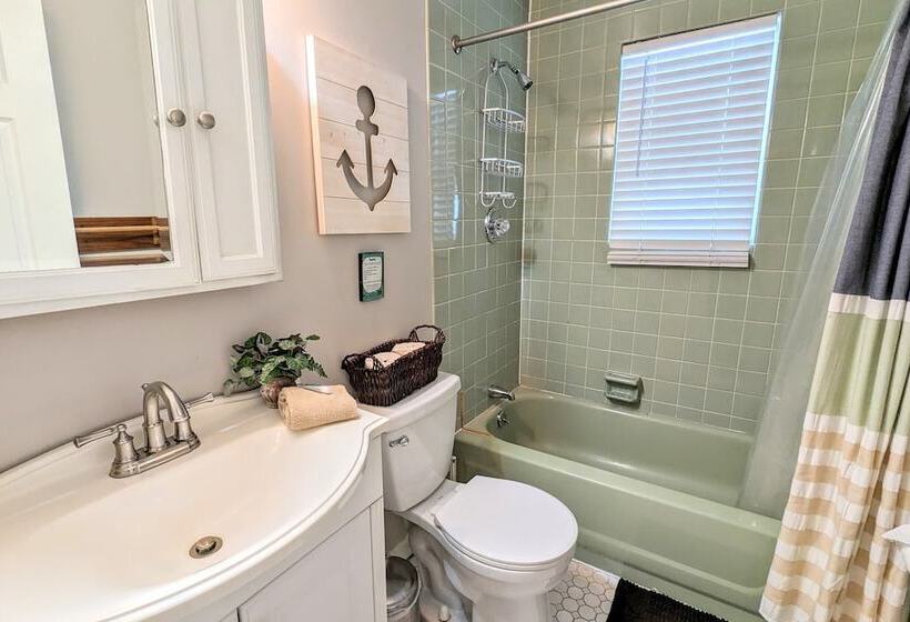 Harmony Cottage By Avantstay Lake Access, Hot Tub, Fire Pit, & Game Room