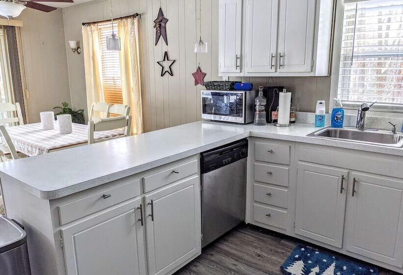 Harmony Cottage By Avantstay Lake Access, Hot Tub, Fire Pit, & Game Room