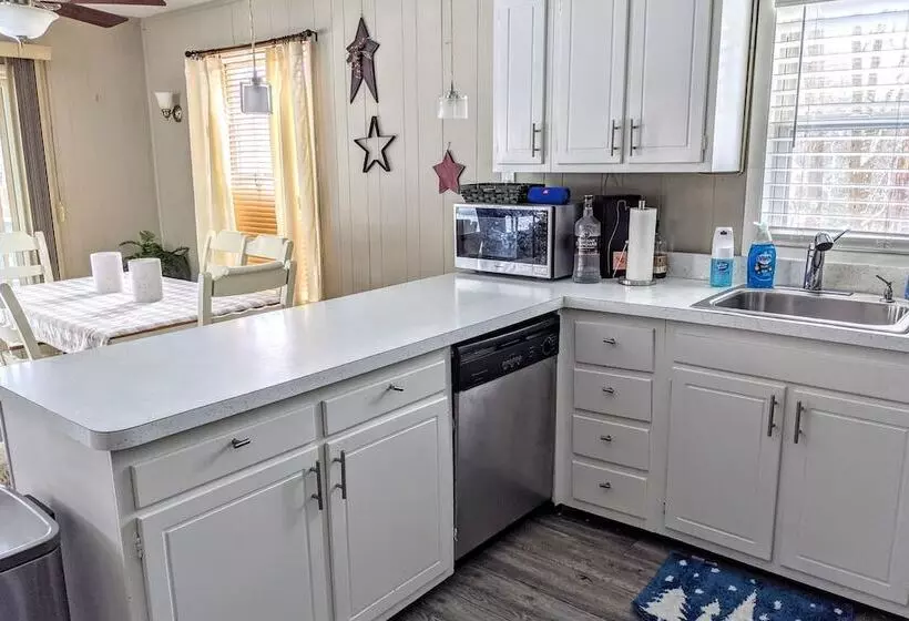 Harmony Cottage By Avantstay Lake Access, Hot Tub, Fire Pit, & Game Room
