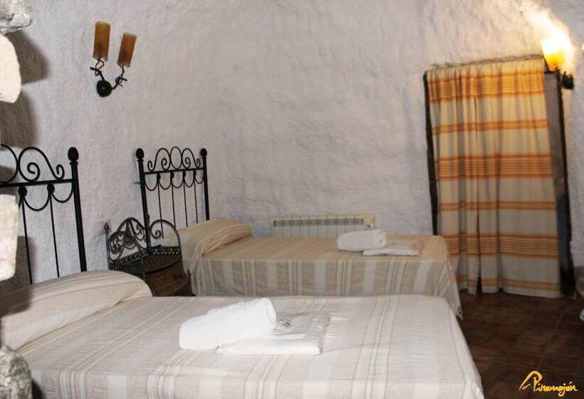 Hotell Alojamientos Cuevas Pinomojon