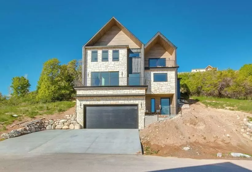 Luxe Retreat W/ Theater Room: Walk To Bear Lake!